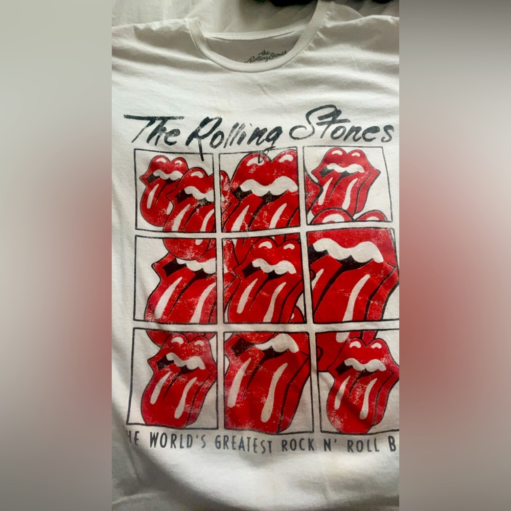 Very pretty shirt with no stains or rips almost new!